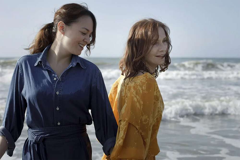 Analyse de 'Luz' : Isabelle Huppert explore un diptyque chinois captivant mais distant sur la réalité virtuelle et les défis de la vie quotidienne.