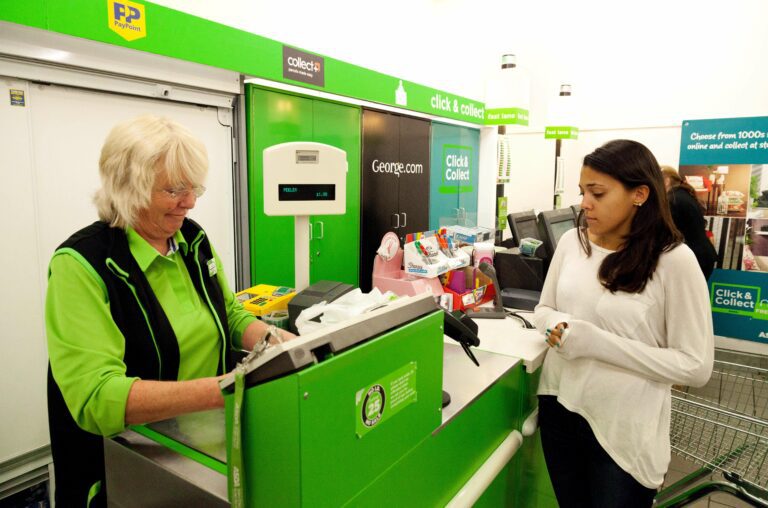 Asda condamné à verser 1,2 milliard de livres sterling à des milliers d'employés suite à une décision judiciaire sur l'égalité salariale.