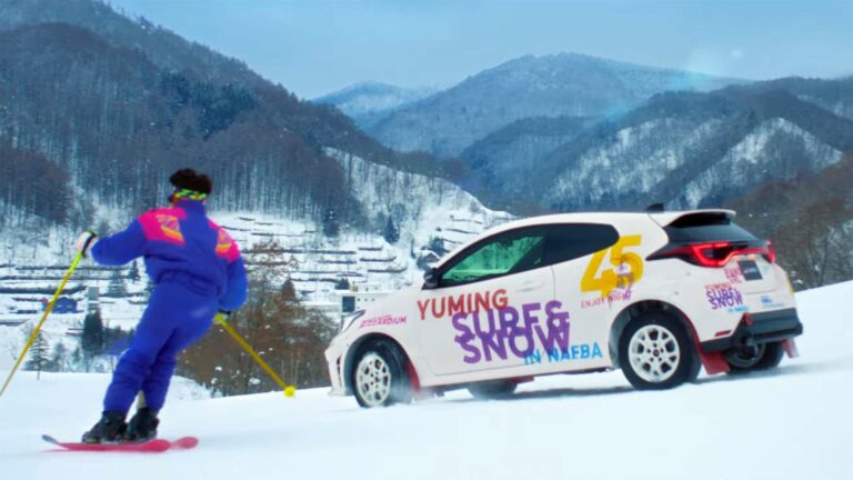 Toyota recrée une scène emblématique du cinéma japonais avec la GR Yaris sur une piste de ski