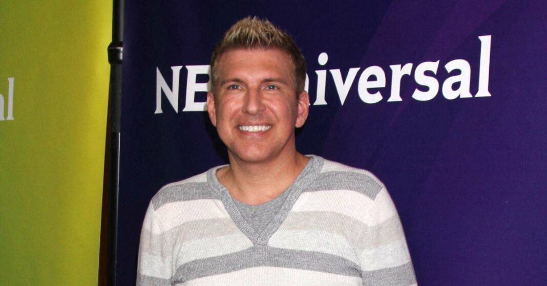 Todd Chrisley accuse les gardiens de prison d'avoir saccagé sa cellule après avoir soutenu un fraudeur de Trump, espérant un pardon présidentiel.