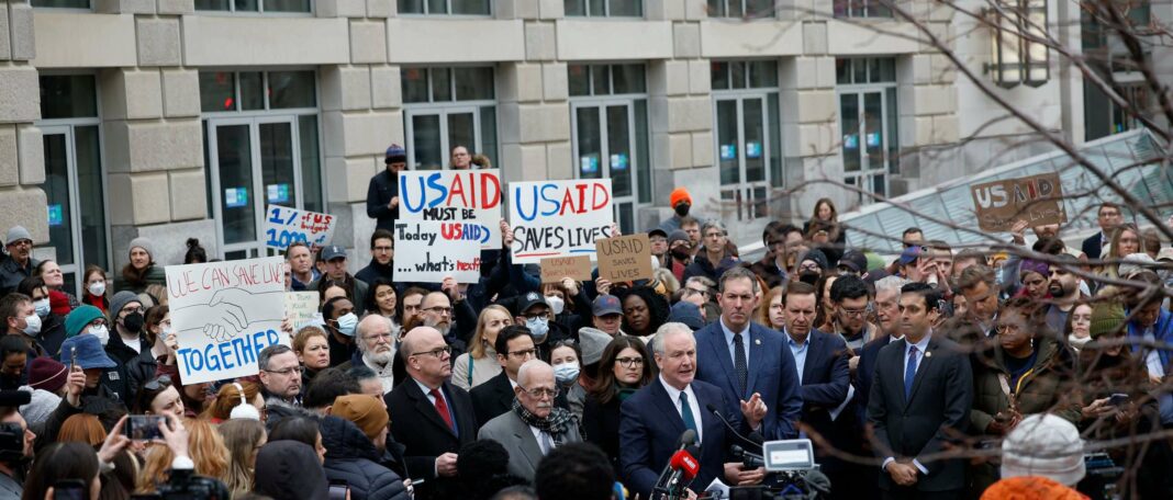 Les démocrates jugent la défense de l'aide étrangère face aux attaques de Trump comme une cause désespérée.