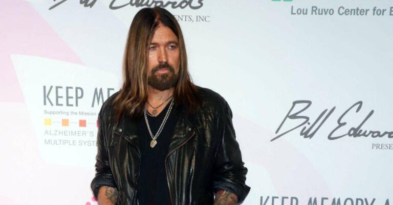 Billy Ray Cyrus ignore l'impact de son refus d'aide sur sa famille et risque de s'enfoncer davantage