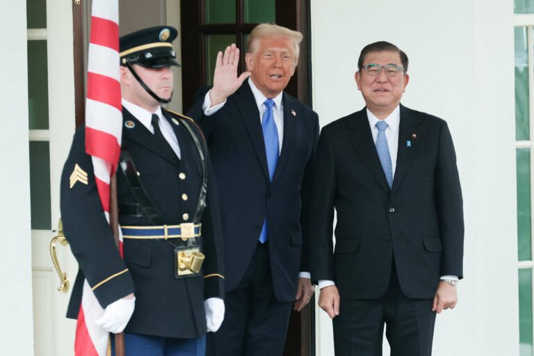 Donald Trump aborde l'avenir de l'acier américain lors de la rencontre avec le Premier ministre du Japon