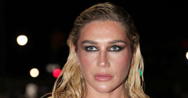 Kesha s'amuse de son décolleté audacieux après le défilé de mode Christian Cowan à New York : découvrez les photos sexy.