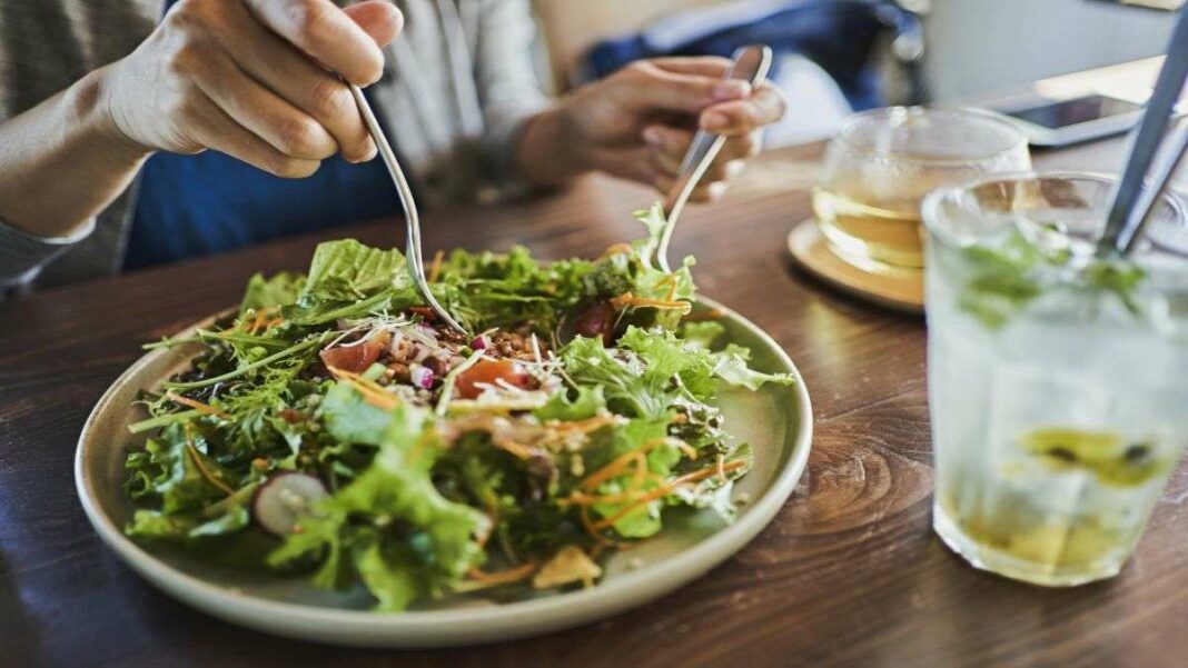 Dîner le soir : Les raisons pour lesquelles cela pourrait être déconseillé.