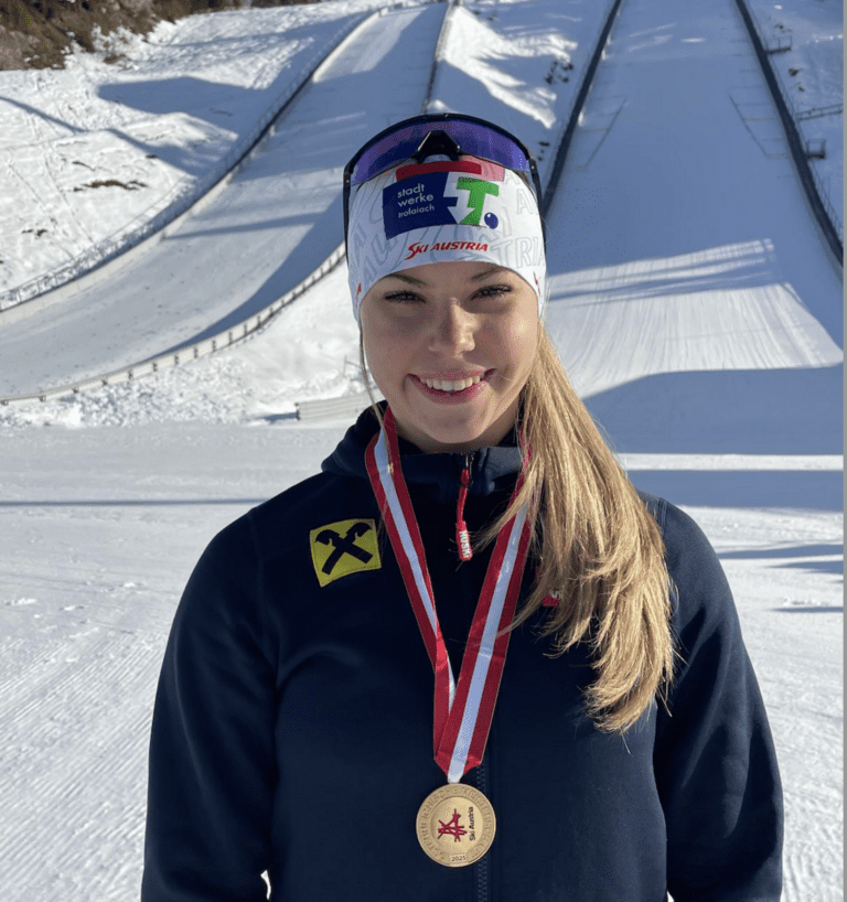 Anna Brandner brille avec trois médailles d'or et une médaille d'argent