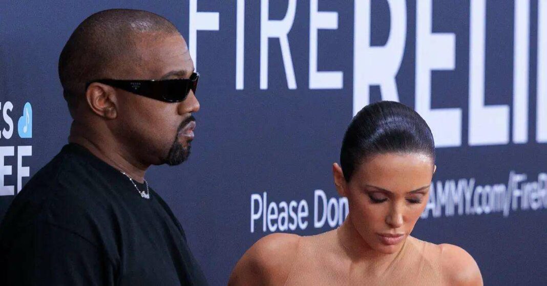 Les invités des Grammys remarquent l'inconfort de Bianca Censori aux côtés de Kanye West sur le tapis rouge, selon un témoin : un moment surréaliste.