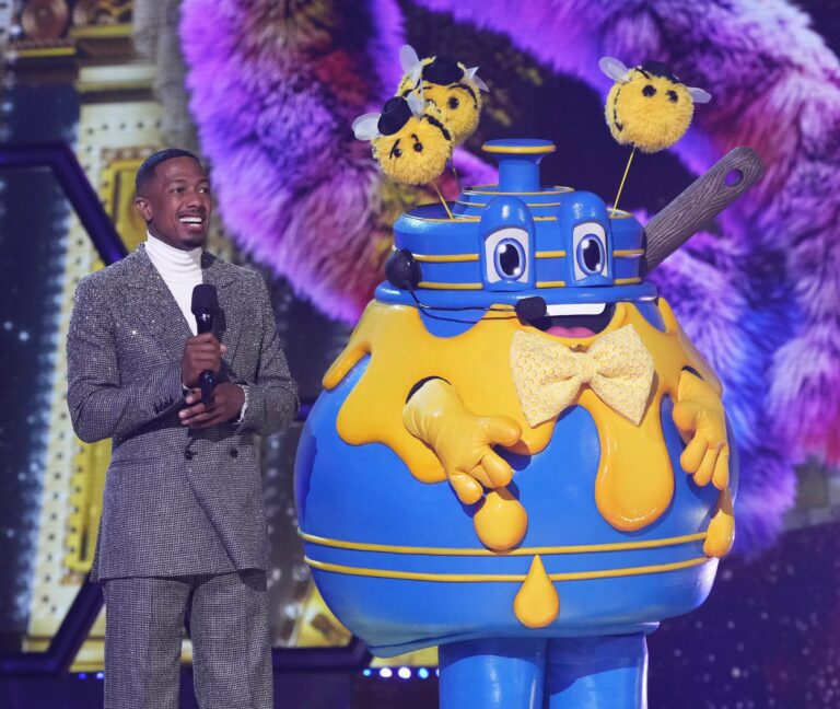 La saison 13 de 'The Masked Singer' débute : découvrez la célébrité cachée derrière le costume de Honey Pot.