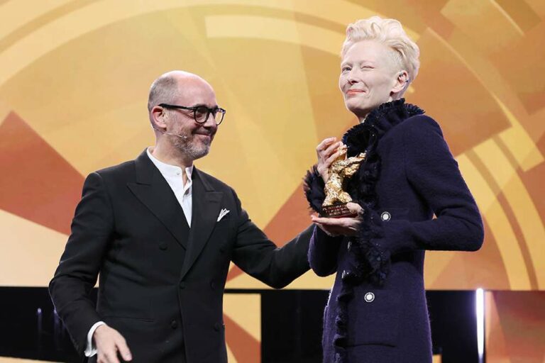 Le Festival de Berlin s'ouvre sous une neige abondante, Tilda Swinton critique les ambitions de Trump pour une propriété sur la Riviera