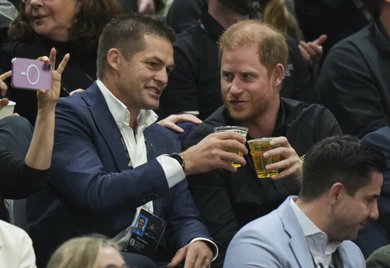 Le prince Harry célèbre la Saint-Valentin en solo avec une légende du rugby pendant que Meghan prend son envol.