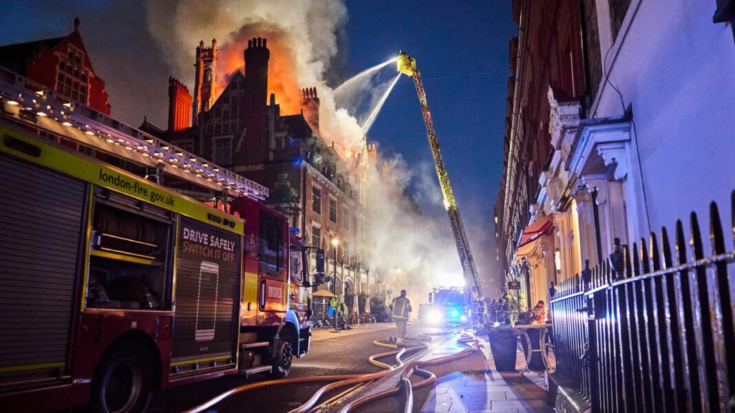 Incendie au Chiltern Firehouse : le célèbre établissement évacue 100 personnes alors que le feu atteint le toit