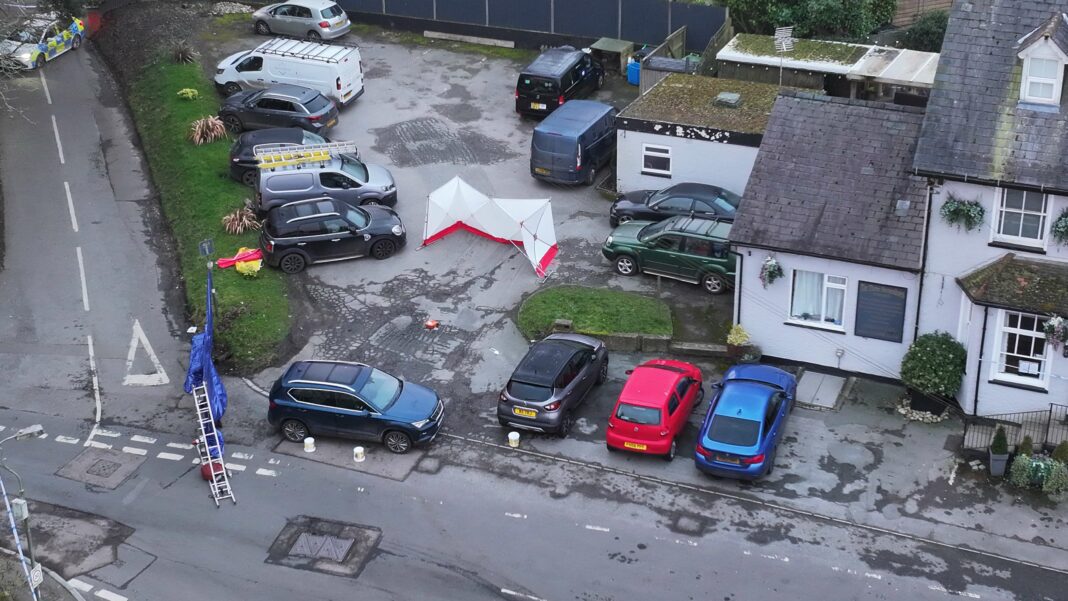 Femme tuée dans un pub le jour de la Saint-Valentin : une chasse à l'homme s'engage pour retrouver son agresseur dans le village encerclé par la police armée.