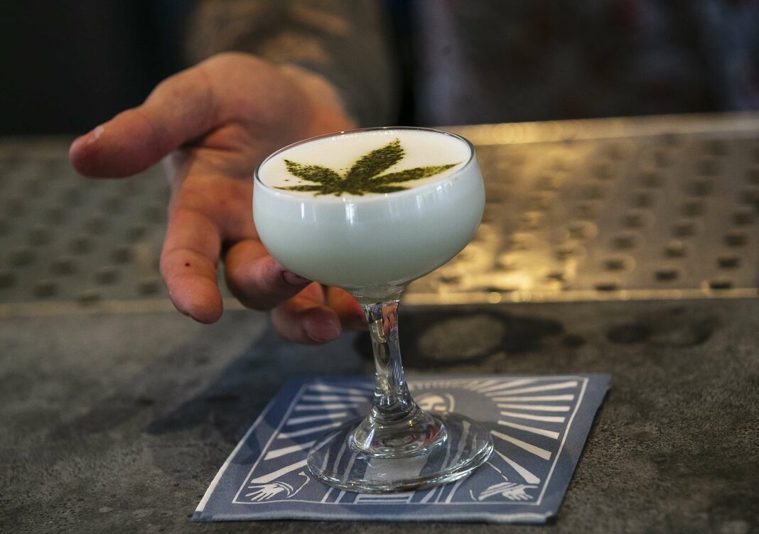 Les cocktails infusés au cannabis : une alternative à l'alcool en plein développement ?