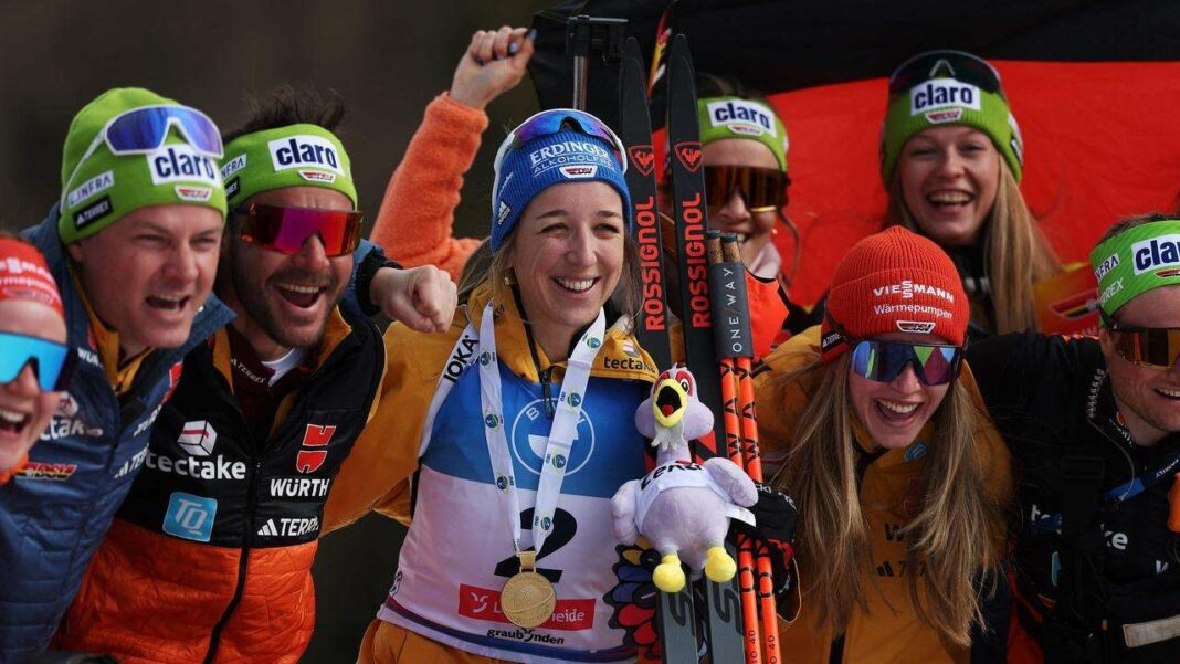 Biathlon : Championnat du Monde à Lenzerheide Franziska Preuß remporte l'or, célèbre avec de la bière et un nouveau look audacieux