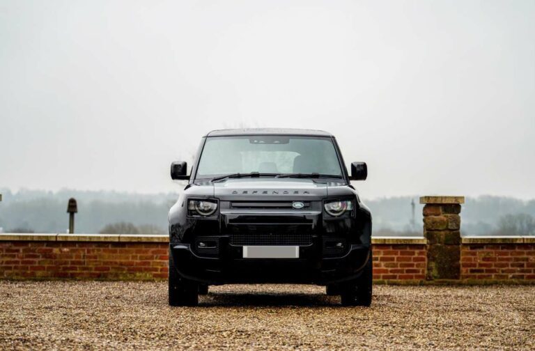 Un Land Rover exceptionnel de James Bond avec 518 ch et un moteur de 5 litres mis aux enchères