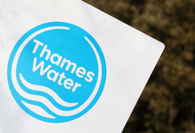 Un juge valide un plan de sauvetage de 3 milliards de livres pour Thames Water tout en dénonçant les honoraires excessifs des consultants.