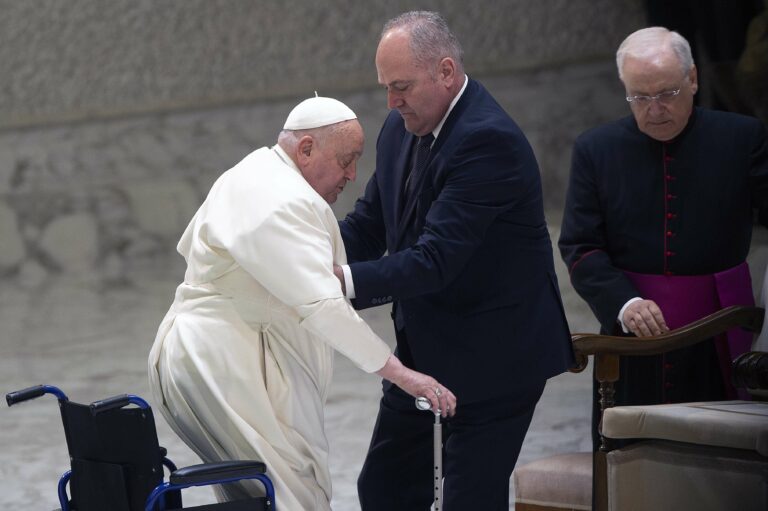 Répétitions des funérailles papales en cours au Vatican alors que le Pape lutte contre une double pneumonie