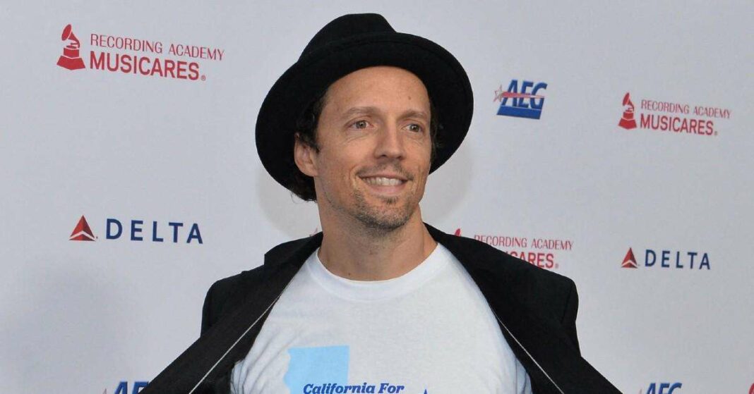 Jason Mraz, après 20 ans de carrière musicale, se sent libéré de la pression tout en restant actif dans de nouveaux projets.