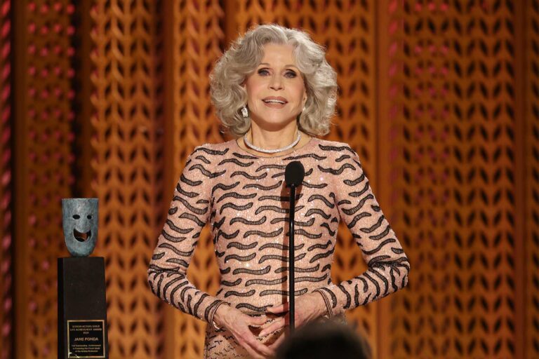 Jane Fonda affirme que le terme « woke » évoque la bienveillance envers autrui et exhorte Hollywood à faire preuve d'empathie lors des SAG Awards