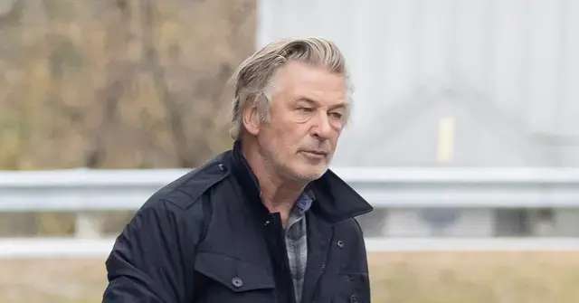 Alec Baldwin réagit violemment à un imitateur de Trump sur la fusillade de 'Rust' dans une vidéo controversée