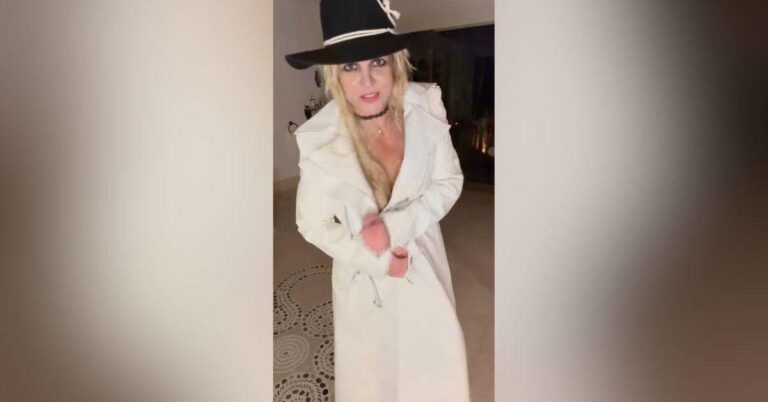 Britney Spears dévoile sa danse en lingerie sous un trench-coat : Découvrez la vidéo captivante.