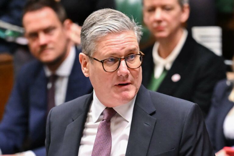 Keir Starmer avertit Trump : La Poutine ne fléchira pas sans le soutien américain à l'Europe concernant l'Ukraine, lors d'une rencontre à la Maison Blanche.