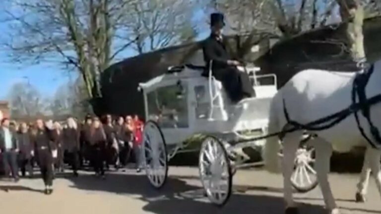 Des funérailles gitanes à Londres : une femme en robe de mariée blanche dans un cercueil en verre attire les regards des endeuillés.