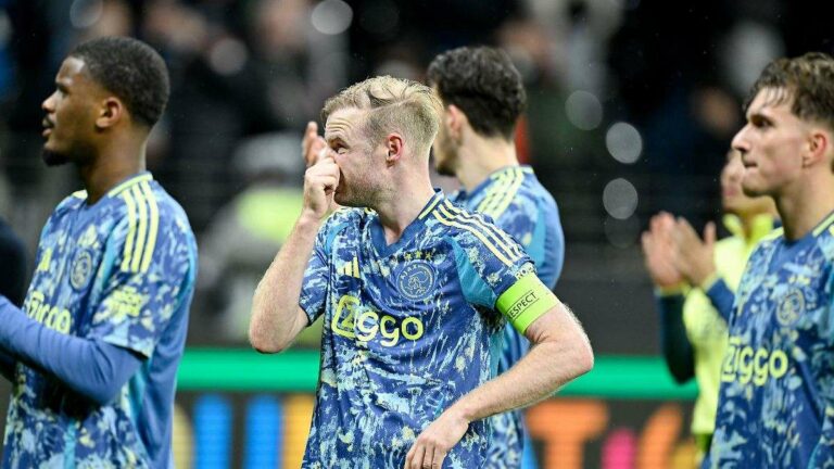 Le formateur exprime son indignation face aux accusations graves contre l'Ajax Amsterdam - n-tv.de