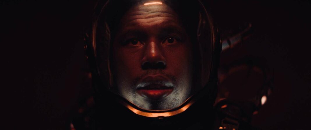 Flying Lotus, le créateur d'Ash, explore l'humour gore et l'univers des jeux d'horreur de survie dans une interview exclusive