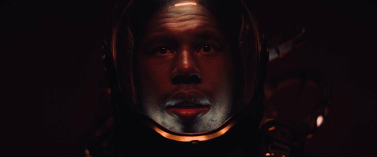 Flying Lotus, le créateur d'Ash, explore l'humour gore et l'univers des jeux d'horreur de survie dans une interview exclusive