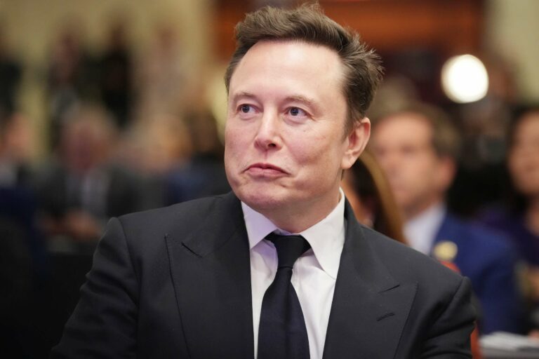 Elon Musk et son enfance : des liens surprenants avec ses employés afro-américains, selon son père